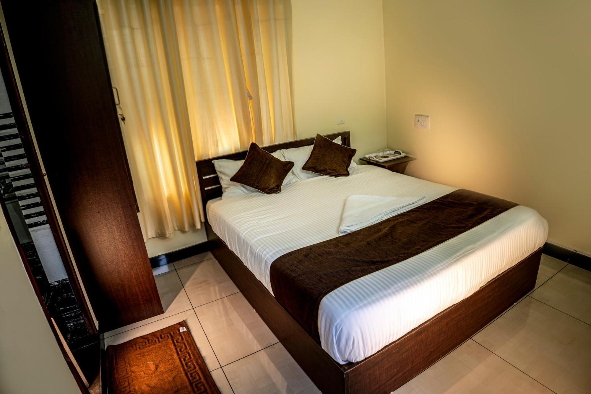 Отель Akr Residency Kazhakuttam Экстерьер фото