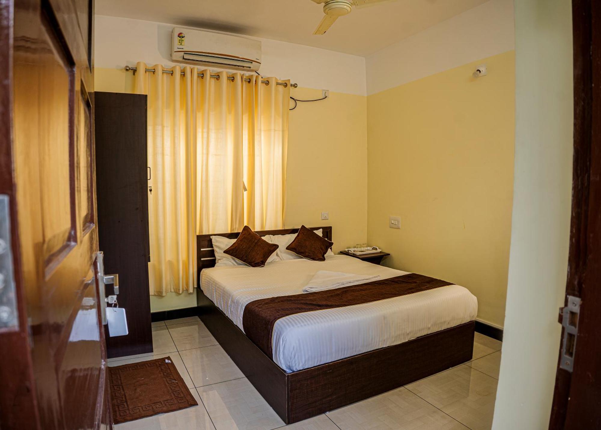 Отель Akr Residency Kazhakuttam Экстерьер фото