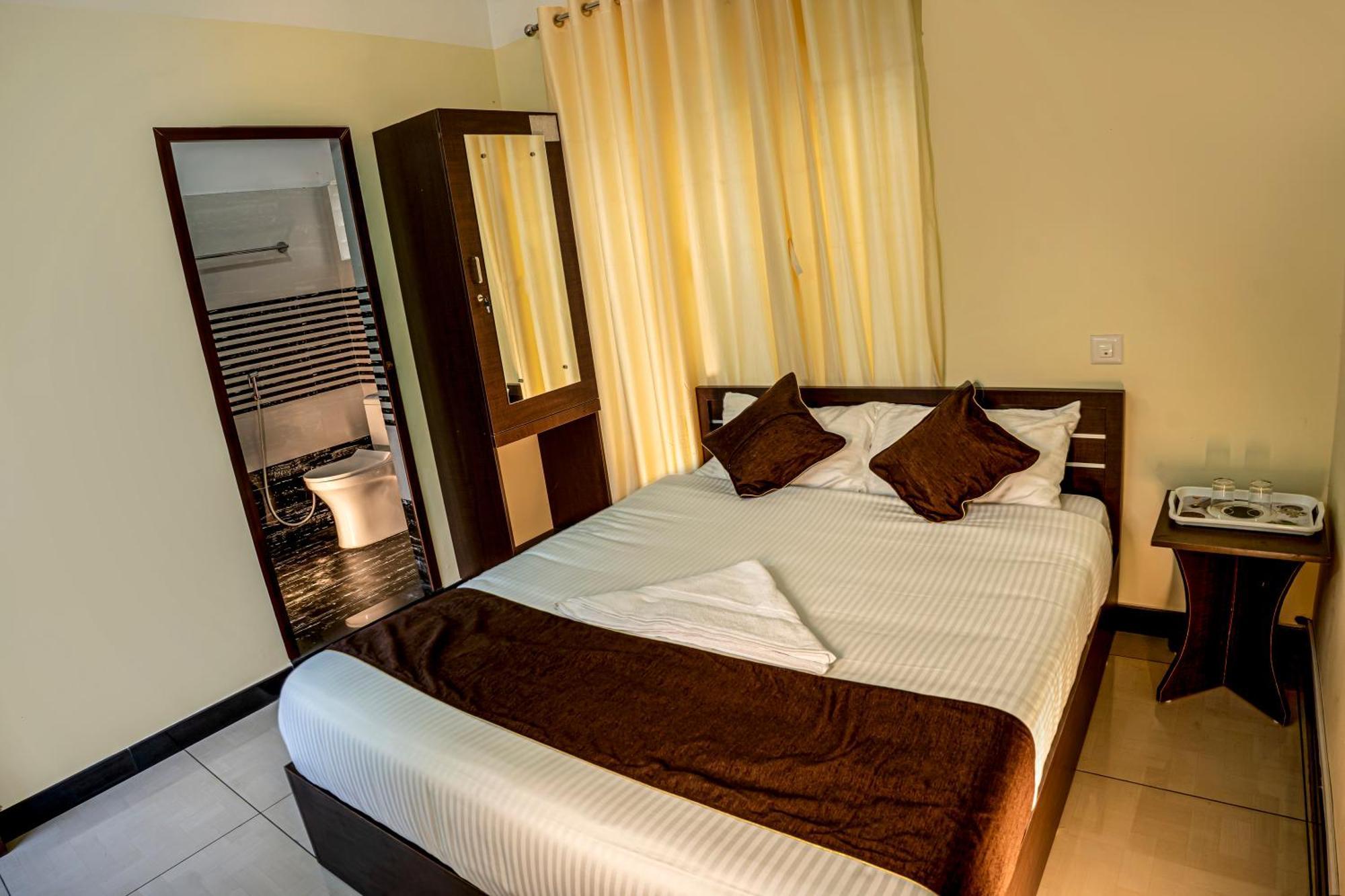Отель Akr Residency Kazhakuttam Экстерьер фото