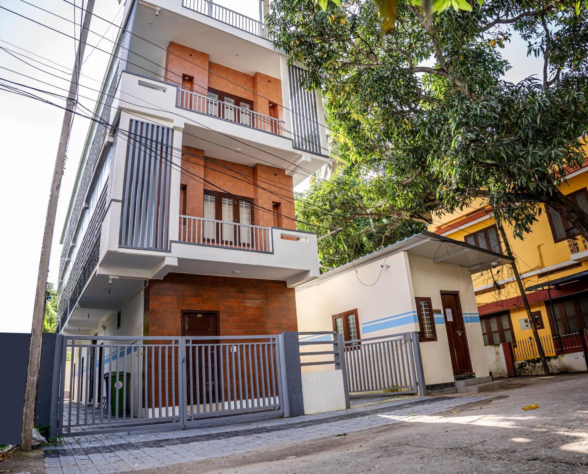 Отель Akr Residency Kazhakuttam Экстерьер фото